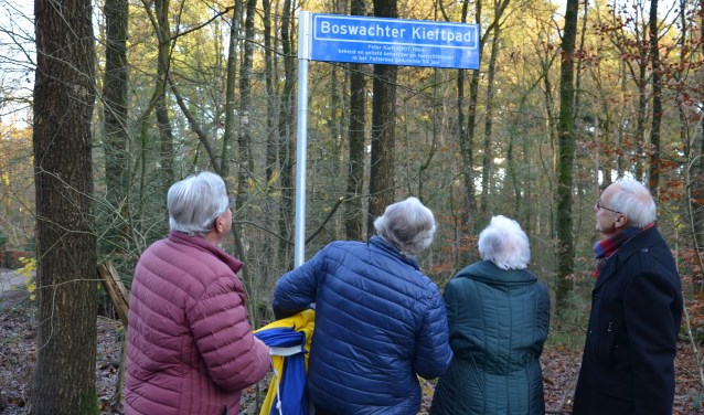 Het nieuwe straatnaambord 'Boswachter Kieftpad' wordt onthuld.