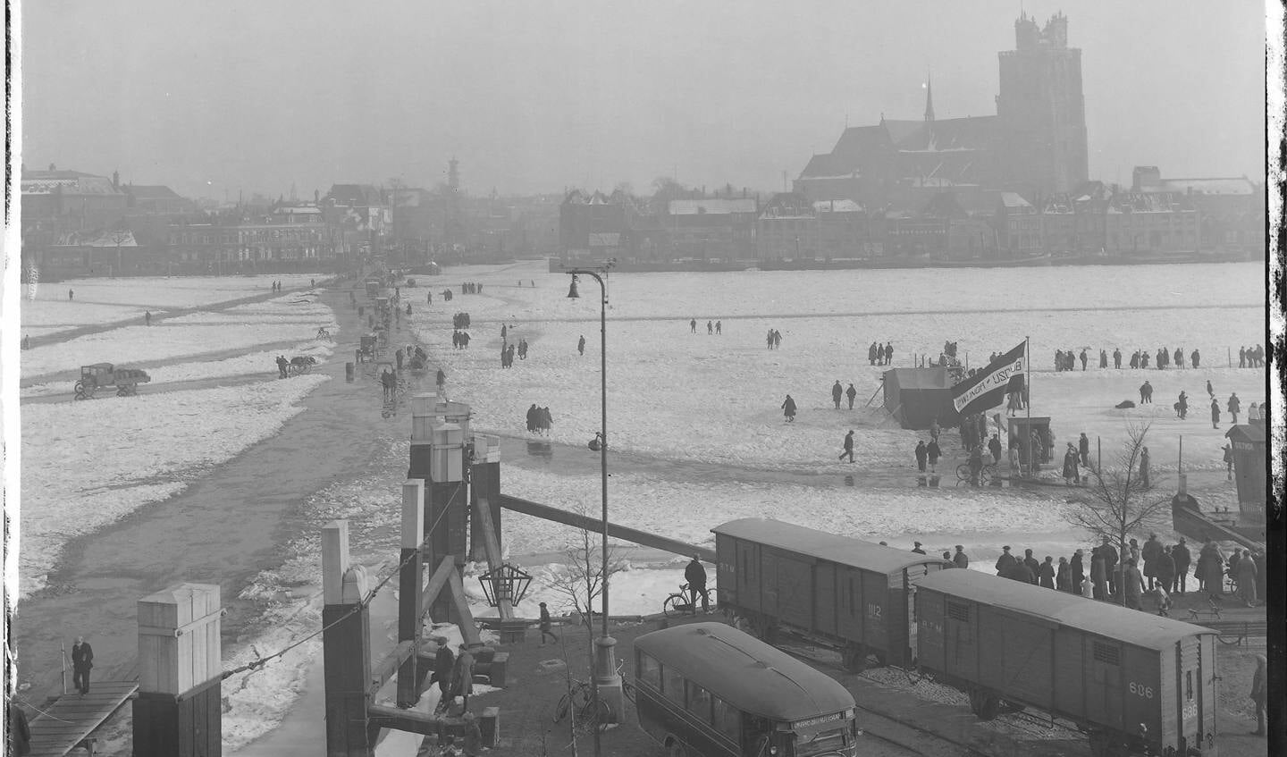 De dichtgevroren Oude Maas in 1929. 