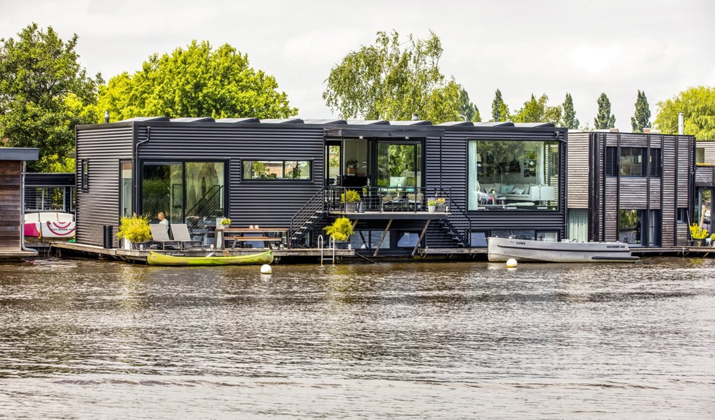 De woonboot in Ouderkerk waar het gezin tot voor kort woonde.