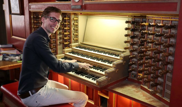 Organist Gert van Hoef speelt op het zeer recent gerestaureerde Elbertse orgel.