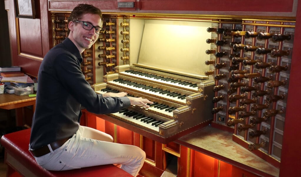 Organist Gert van Hoef speelt op het zeer recent gerestaureerde Elbertse orgel. 