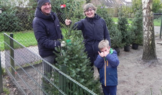 Janet Feenstra en Arjan Veldsink verzorgen de distributie van duurzame kerstbomen. Jelmer vindt het een goed initiatief.