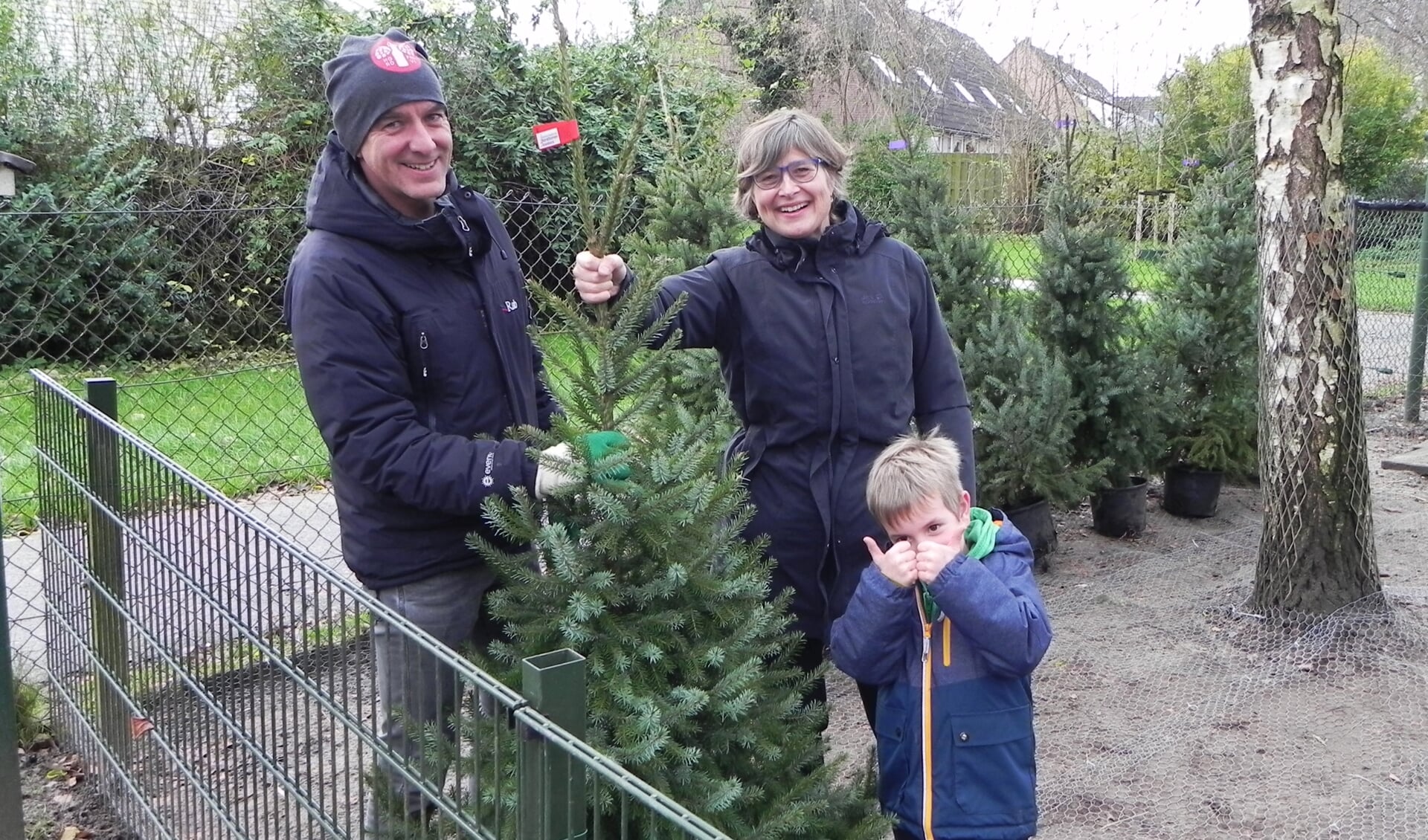 Janet Feenstra en Arjan Veldsink verzorgen de distributie van duurzame kerstbomen. Jelmer vindt het een goed initiatief.