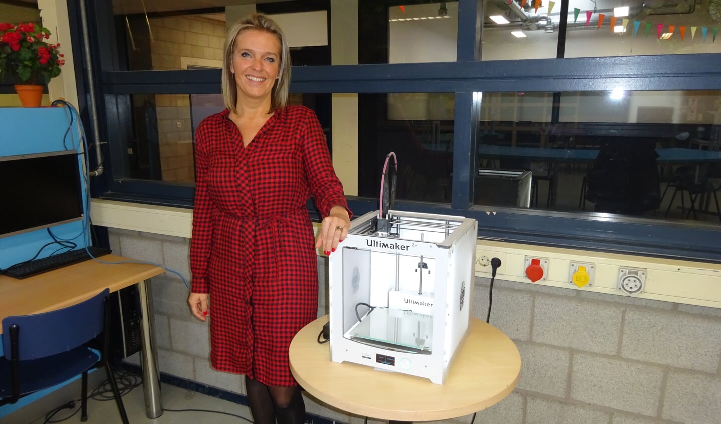 Marieke van den Berg bij een 3D-printer.