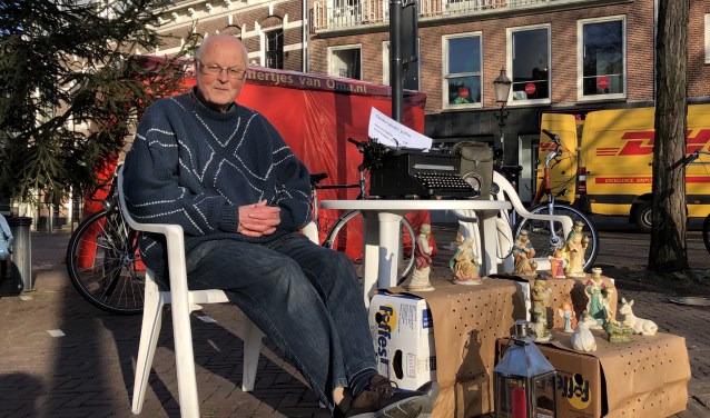 Pieter Groenveld heeft een deel van de inventaris van De Stille Kerk - gevestigd in Randenbroek - naar de Varkensmarkt verhuisd.