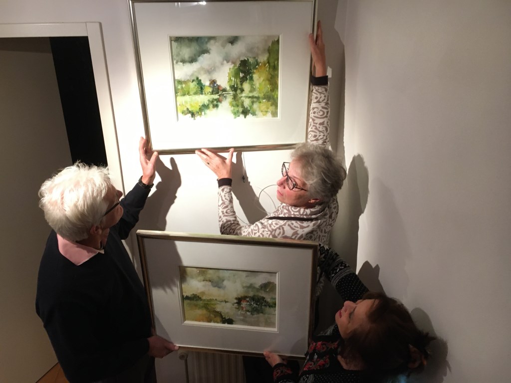 Alex de Boer, Jozé van der Voort en Sonja Jansen (vlnr) konden veel werken lenen uit particuliere collecties.