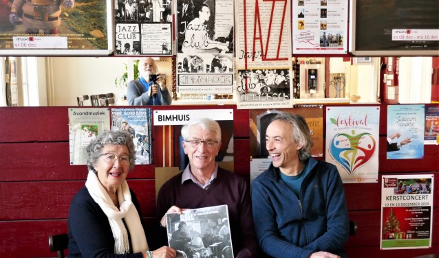 Thea Prinsen, Bart van der Wal en Semmy Prinsen tonen de eerste en enige drukproef van het boek dat volgend jaar verschijnt.