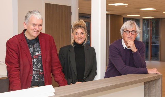 Roel Zuidhof (directeur Bibliotheken Nijkerk), Jan Blonk (HSN, bouwheer) en Mieke van de Bunt (locatiemanager).
