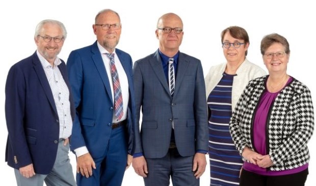 De officiële foto van het Scherpenzeelse college van burgemeester en wethouders. Rechts GBS-wethouder Henny van Dijk, die dinsdag door de andere collegeleden aan de kant is gezet.