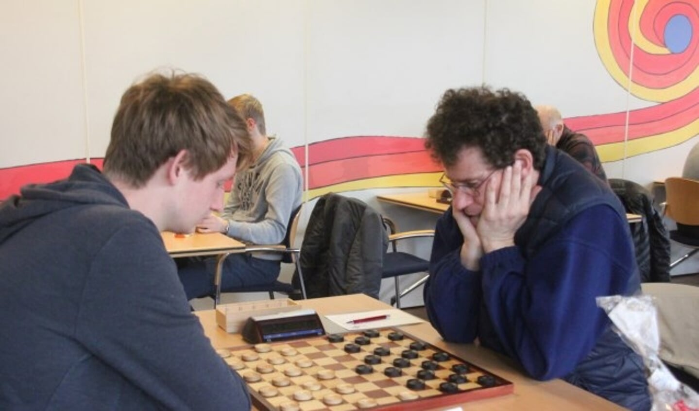 Invaller Jannes Kromhout (links) kwam ver maar, niet ver genoeg tegen Anton van Berkel. (Foto: Van Stigt Thans)