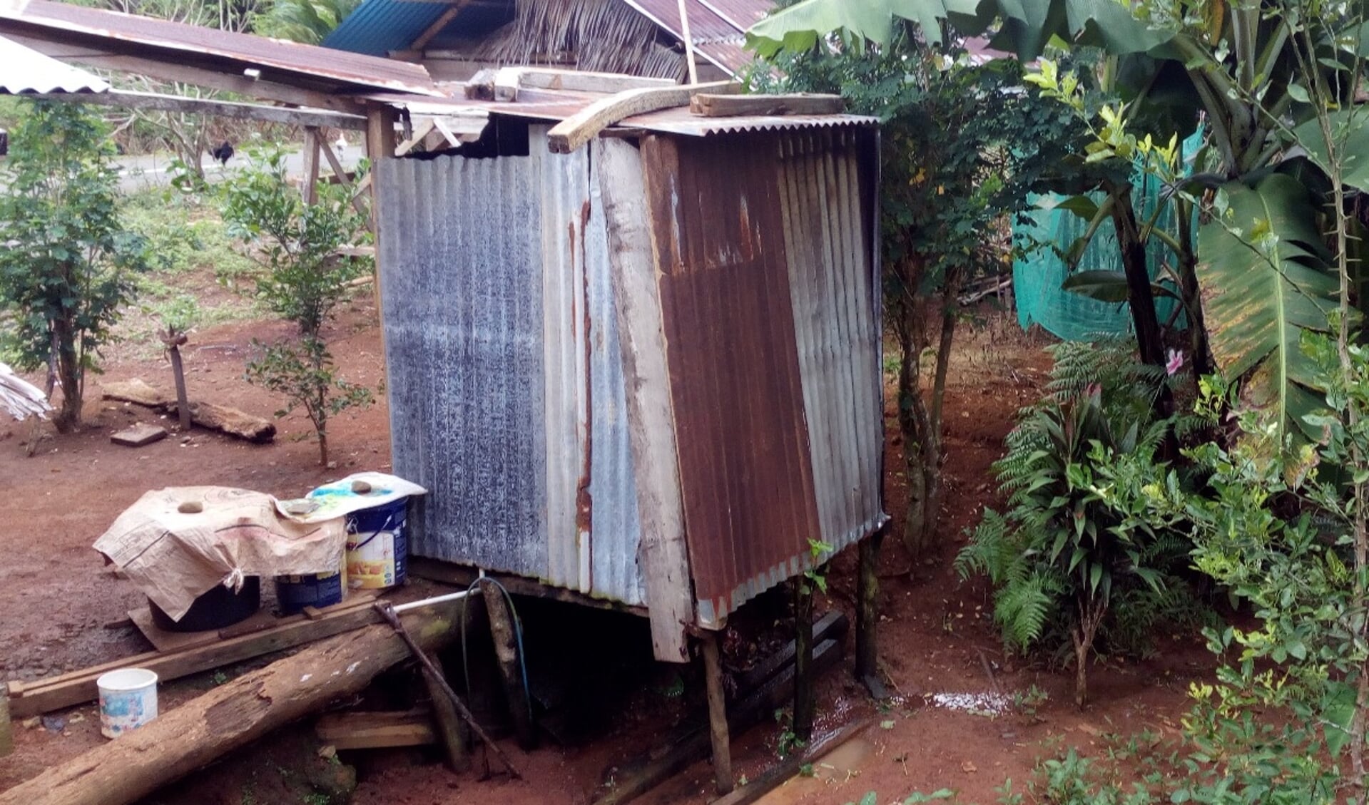 Voor veel mensen op het Indonesische platteland is een toilet niets meer dan een vieze latrine.