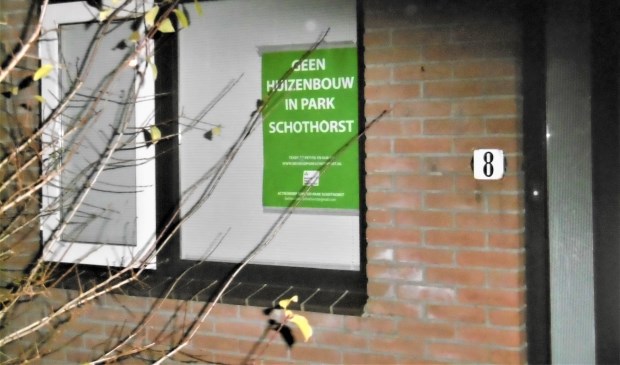 Achter menig raam in de omgeving wordt met deze poster geprotesteerd tegen grootschalige woningbouw in Park Schothorst.