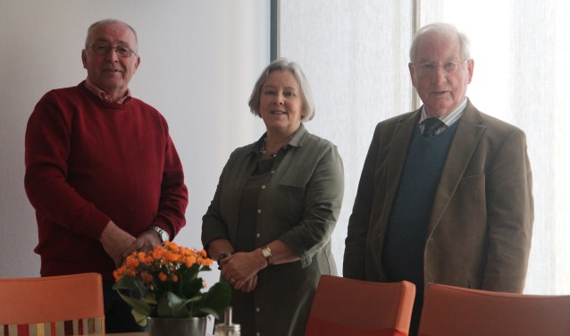 Bram de Ronde, Marianne de Wit en Jan Ebbers bij de nieuwe paneelgordijnen.