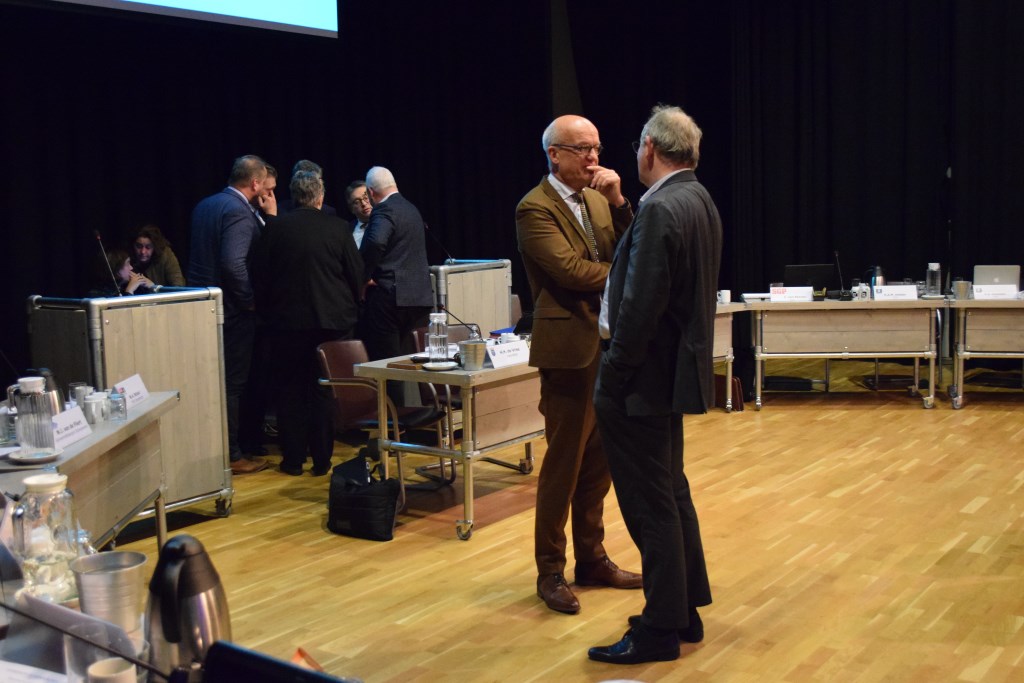 Raadsvergadering Scherpenzeel: De chaos is groot tijdens een schorsing.