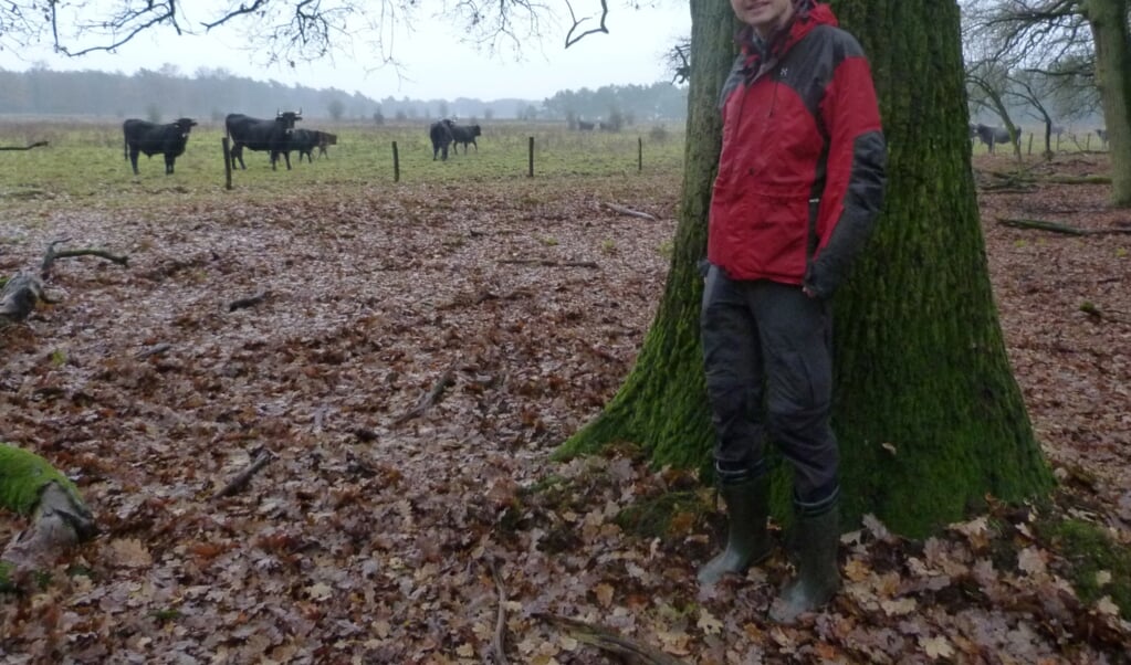 Bioloog Arnold van den Burg uit Otterlo geeft tekst en uitleg op een regenachtige dag in natuurgebied Noord Ginkel.