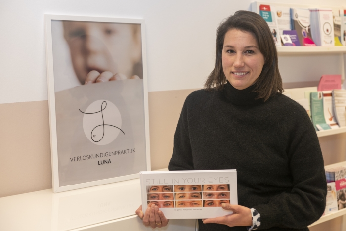 Verloskundige Susan Brouwer met het boek Still in your Eyes