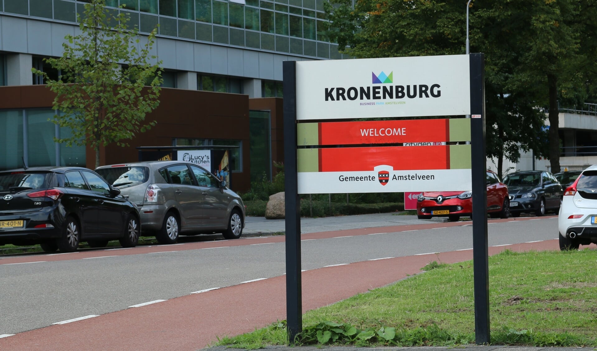 Ingang van de Amstelveense kantorenwijk Kronenburg. 