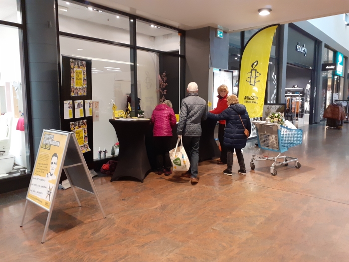Brievenschrijvers bij de actietafels in winkelcentrum Het Rond
