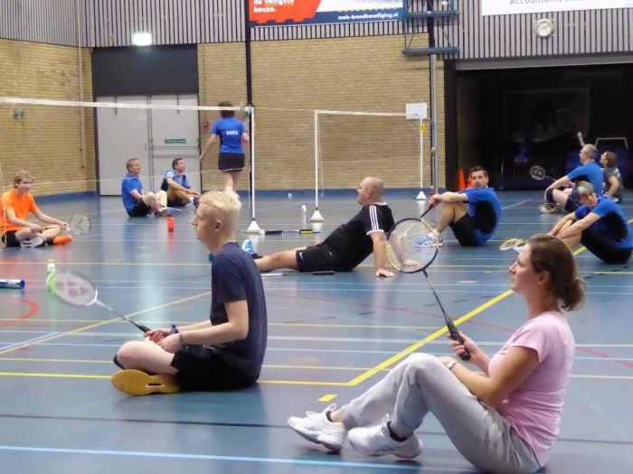 Networkers doen aan zitbadminton