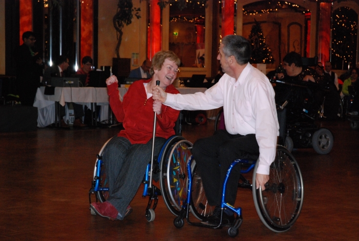 Marga en Wieger na een spoedreparatie aan de dansstoel