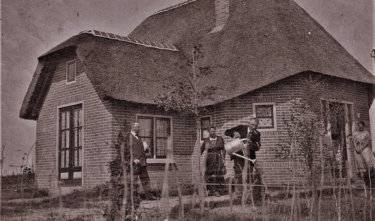De bewoners in de tuin van de rietgedekte villa Pictura voordat deze op 26 december 1959 door brand werd verwoest.