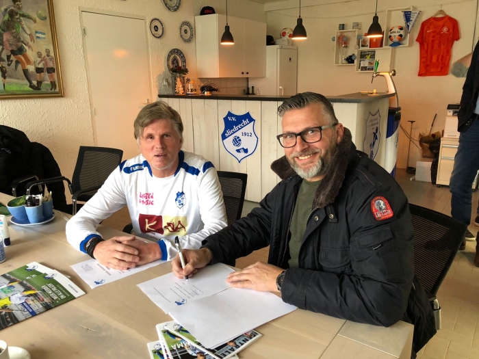 Henk van 't Hoog en Willem Bakker ondertekenen het Bronzen Sponsorcontract