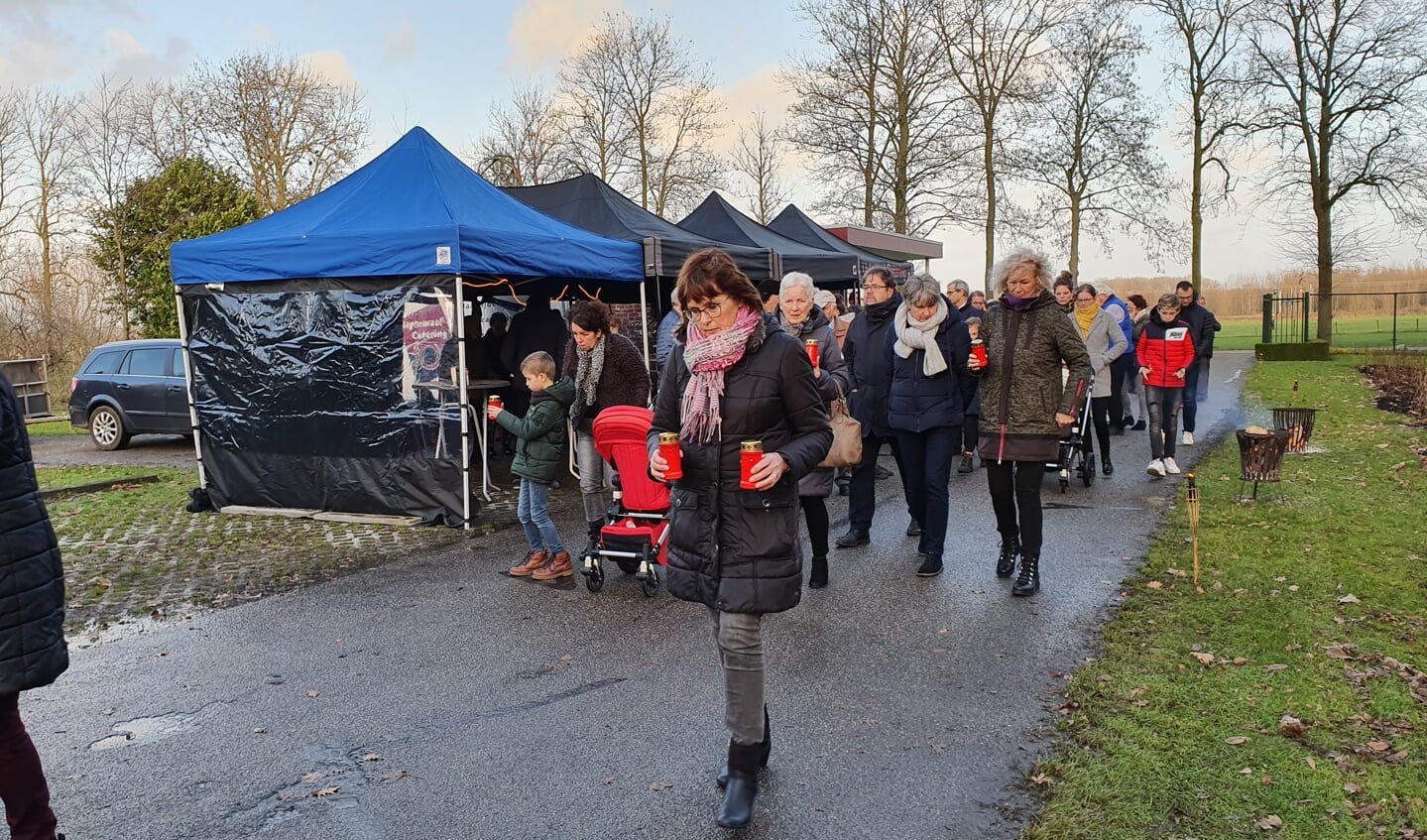 Mensen lopend naar het graf of het strooiveld om hun dierbare te gedenken