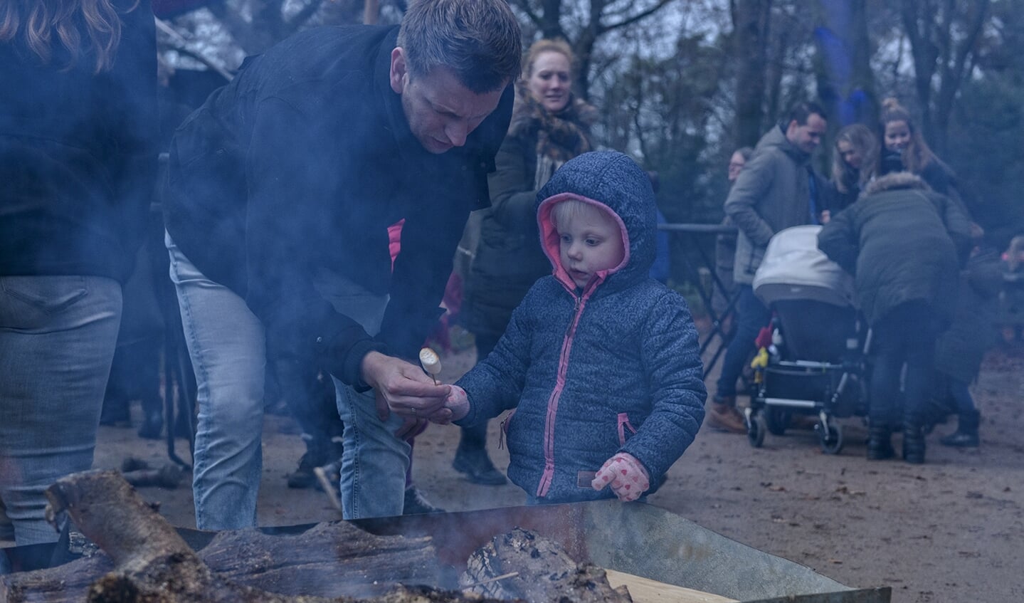 Kinderen krijgen gratis marshmallows om lekker in het vuur te roosteren