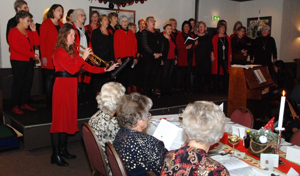 Optreden vrouwenkoor V'Allure bij de SWO kerstviering in Boschzicht.