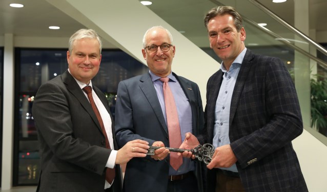 Wethouder Wim Oosterwijk, burgemeester Gerard Renkema en Paul Verhoef, directeur Rabobank Randmeren.