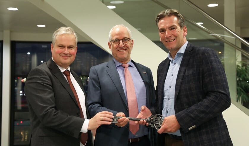 Wethouder Wim Oosterwijk, burgemeester Gerard Renkema en Paul Verhoef, directeur Rabobank Randmeren.