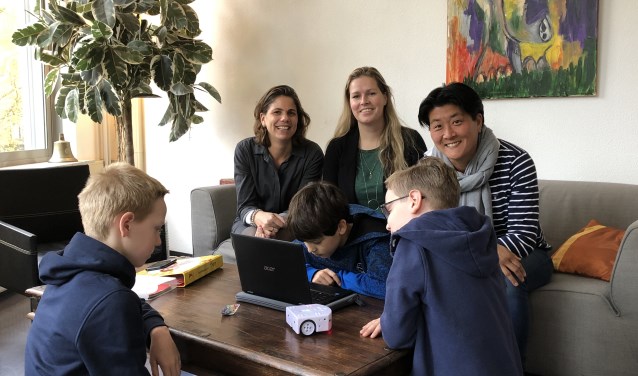 (v.l.n.r.) Heleen Nauta, mentor Nianca Sakkers en Mariëtt de Gooijer. Wolf, Dries en Thom laten zien hoe het robot autootje rijdt.