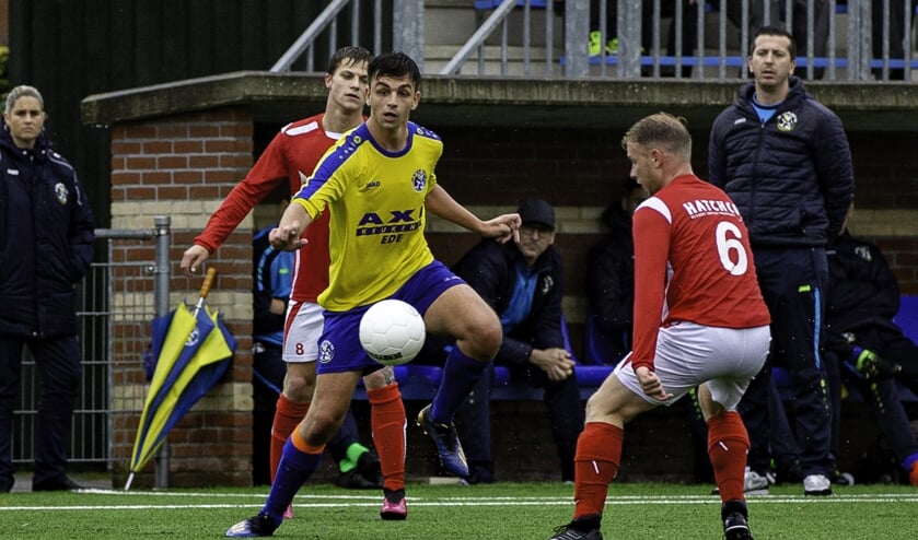 De binnenkort vertrekkend trainer David Wagensveld, kijkt voor zijn dug-out gespannen naar het duel.