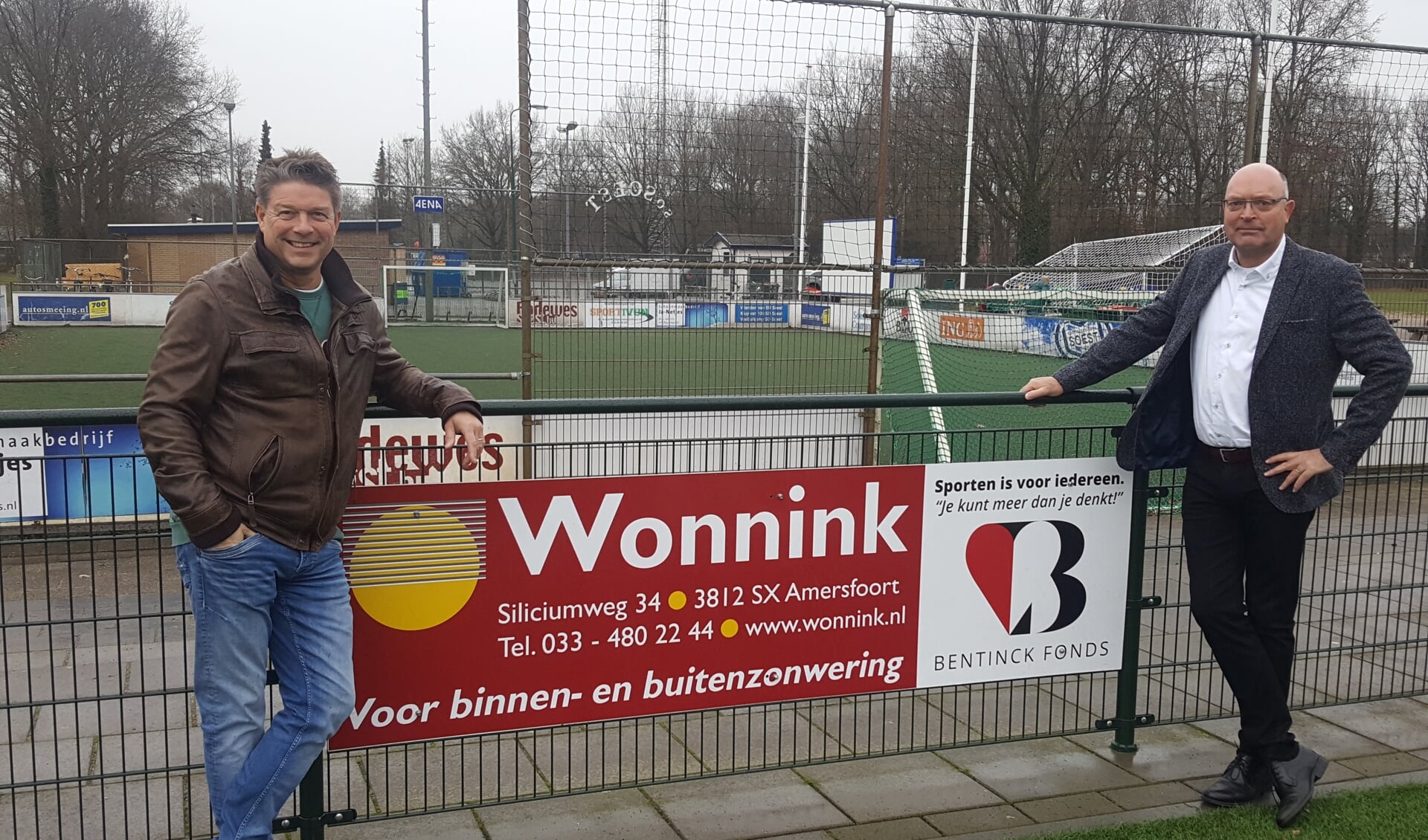Ries de Jong (Wonnink én SO Soest) en Eric Borgts (Bentinck Fonds) met hun gezamenlijk bord. Bedrijven kunnen een goed doel sponsoren met een reclamebord.