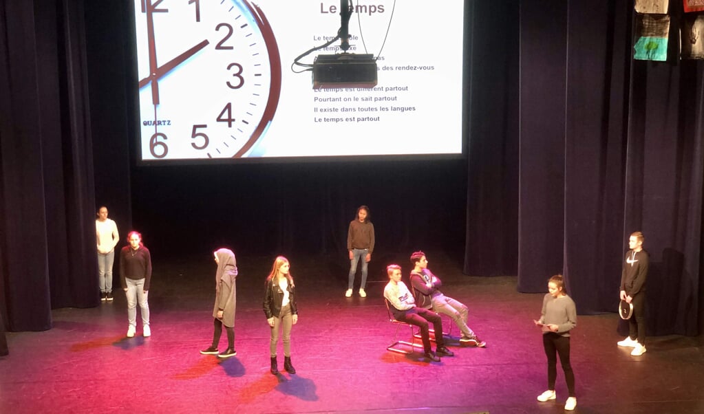 De uitstekende presentatie op toneel was in handen van een drietal leerlingen uit A3C: Claudia Schreutelkamp, Anne Ruiter en Samantha van Veen