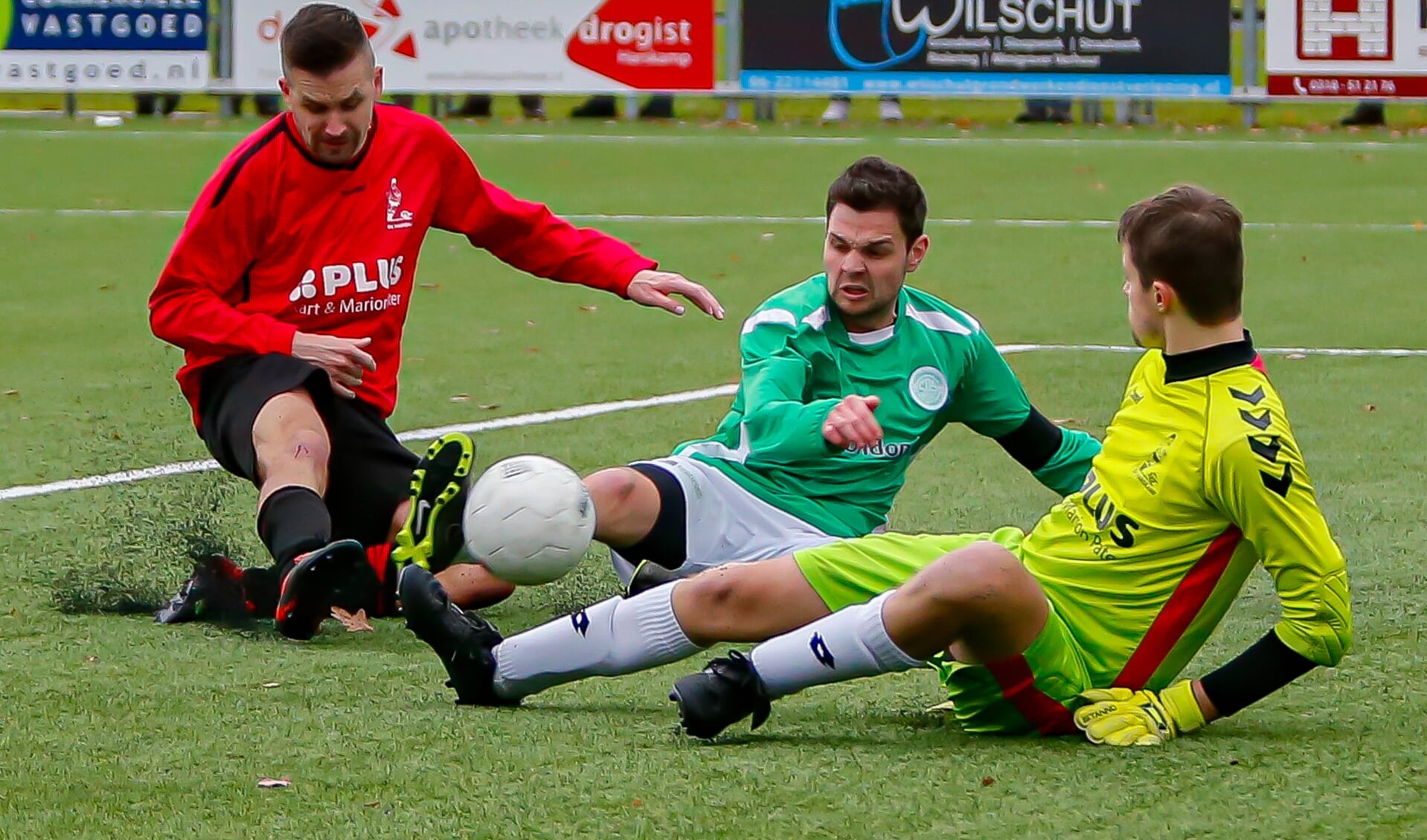 Aldo van Norel, rood shirt scoorde zowel in eigen als vijandelijk doel.