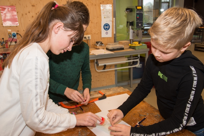 Leerlingen bezig bij Junior Fontanus.