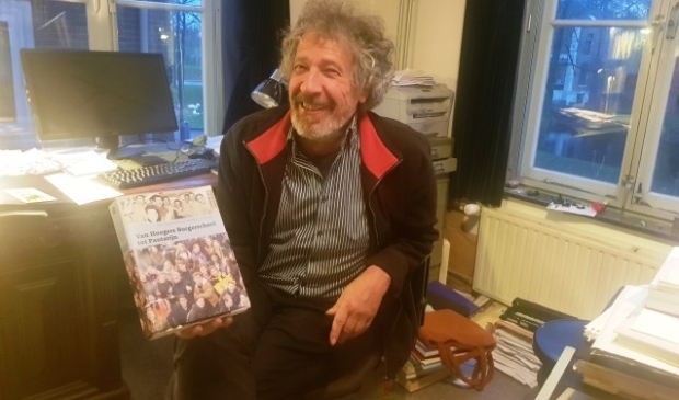 Leo Klep heeft zelf weer onbekende dingen geleerd door zijn boek over 150 jaar middelbaar onderwijs in Wageningen. (foto: Kees Stap)