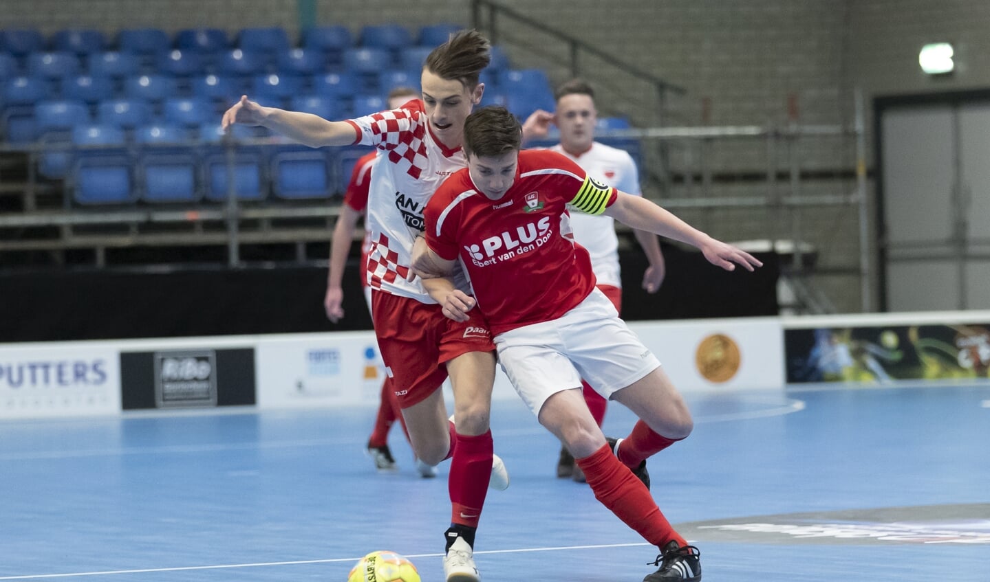 Sjors Hendriks namens GJS in het duel met Kozakken Boys.
