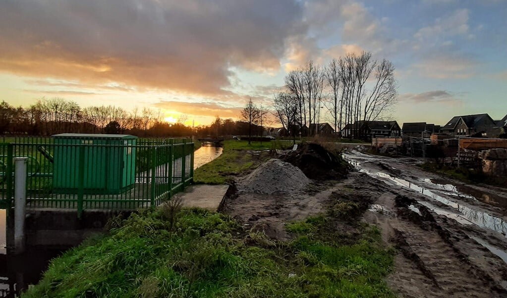 Beeld van het gebied ten zuiden van de wijk Veller, langs de Barneveldse Beek, waar in de toekomst de nieuwe rondweg moet aansluiten op de Hoenderlaan.