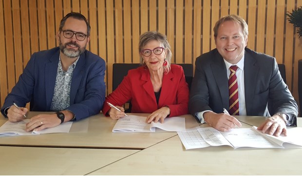 Wouter Gerritse (locatiemanager Viveste Wijk bij Duurstede), Monique van den Hoek (Huurdersbelangenvereniging Krommerijn) en wethouder Willem Joustra