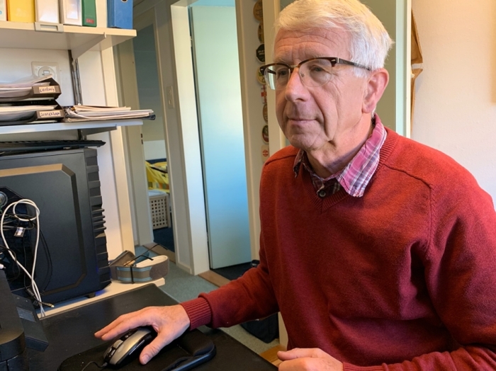 Frans van Es, penningmeester Stichting Vluchtelingkinderen, zit veel achter de computer.