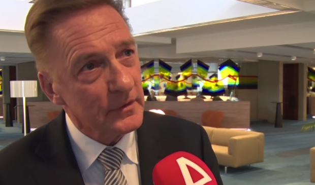 Wethouder Rob Ellermeijer (Media) voor de microfoon van RTV Amstelveen. Het college en de omroep staan tegenover elkaar voor wat betreft de toekomst van RTVA.