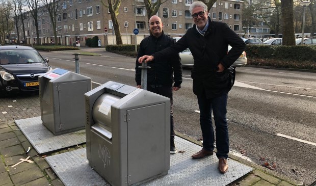 D66-raadsleden Youssef Ben Idder en Edwin van der Waal bij een afvalcontainer in het Stadshart.