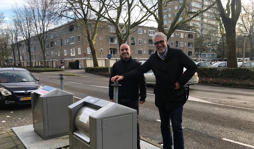 D66-raadsleden Youssef Ben Idder en Edwin van der Waal bij een afvalcontainer in het Stadshart.