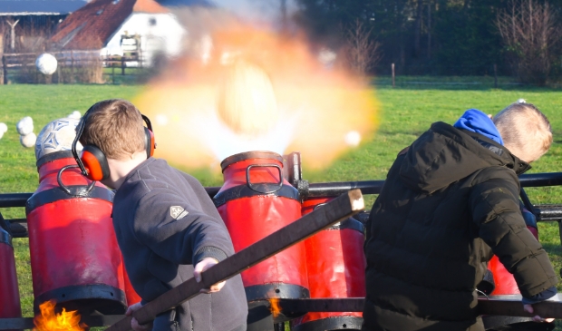 <p>Op basis van de nu geldende coronamaatregelen mogen maximaal 2 volwassenen op 1,5 meter afstand van elkaar bij het carbidschieten en het vreugdevuur aanwezig zijn.</p>