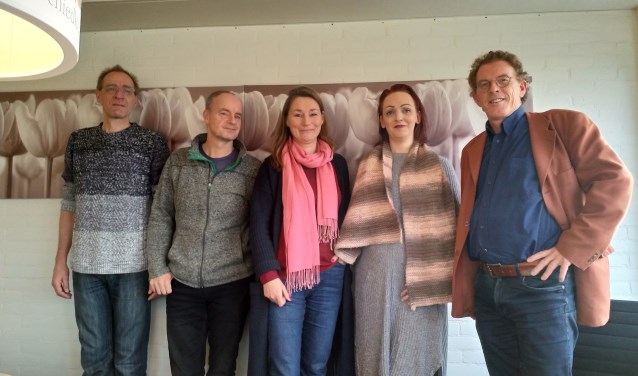 Het bestuur van Stichting Blijdragen: Mathijs Varkevisser, Mike van Kuik, Birgitte Paffen, Dani van Raaphorst en Bart van Ginneken