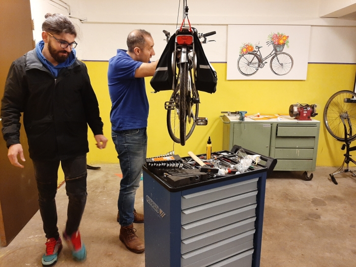 Ervaren fietsenmakers, bewoners van het AZC Leersum aan het werk