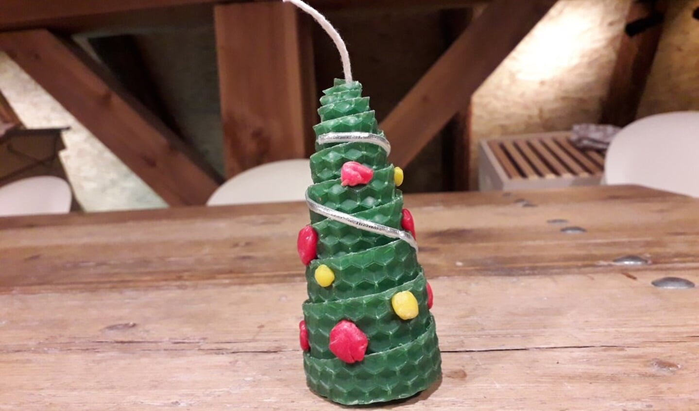 Kinderen kunnen kerstboommpjes van was maken
