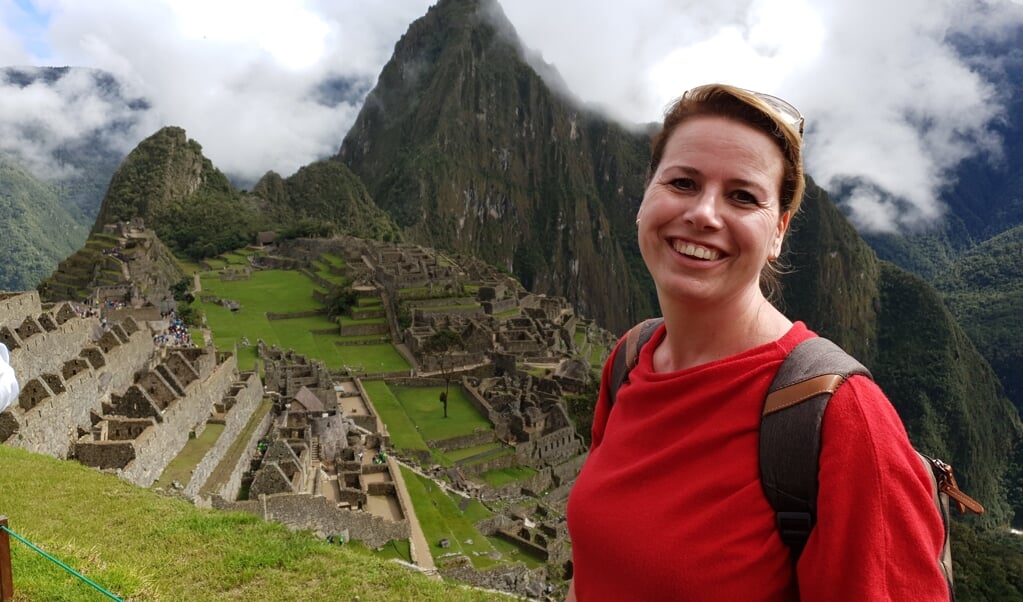Bianca Jansen tijdens haar reis naar Peru op de Machu Picchu.